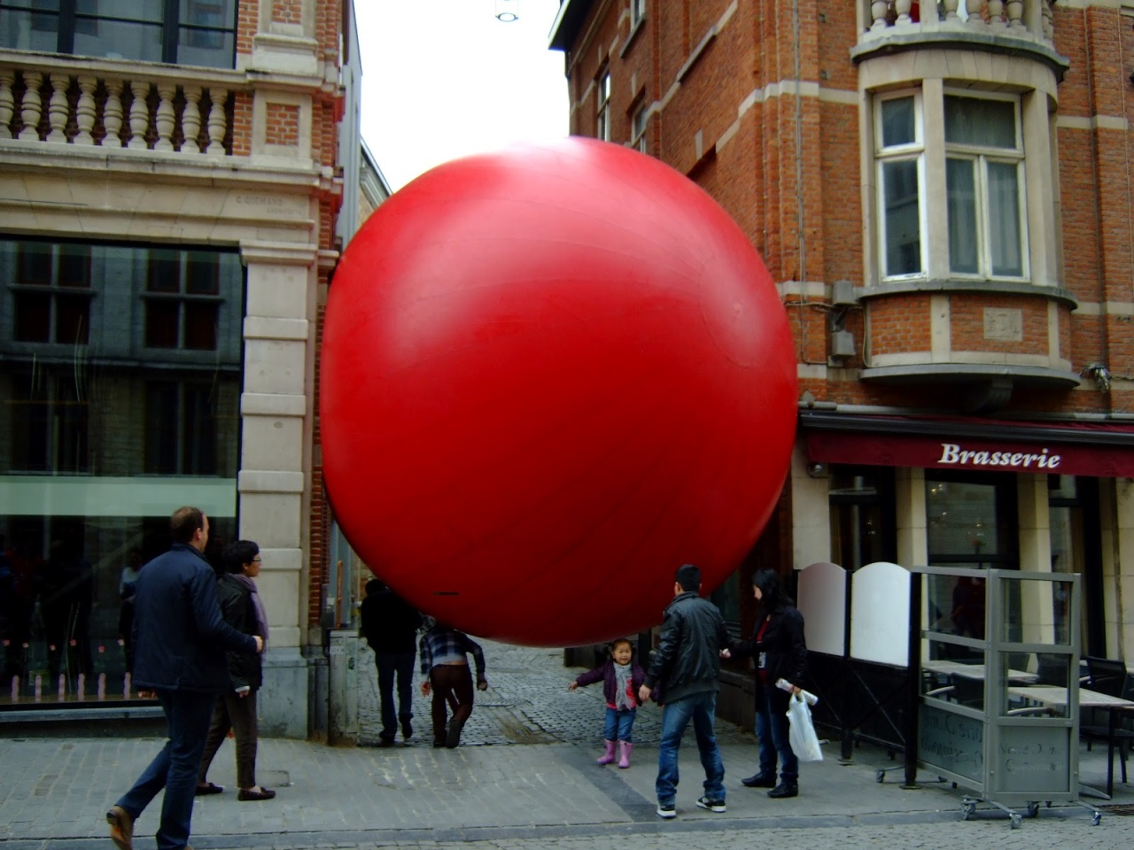 Включи шарики катятся. Курт Першке. Огромный красный шар. Шар катится. Рыжий шарик.
